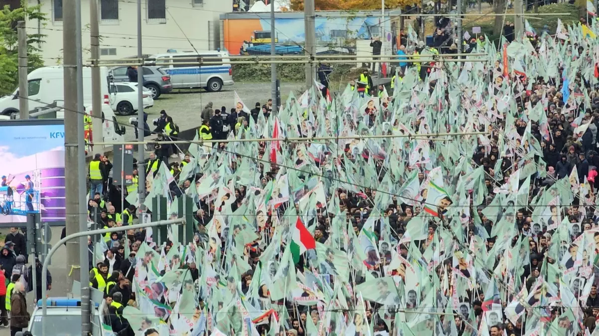 Köln’de on binlerce PKK yandaşı, yürüyüş düzenledi